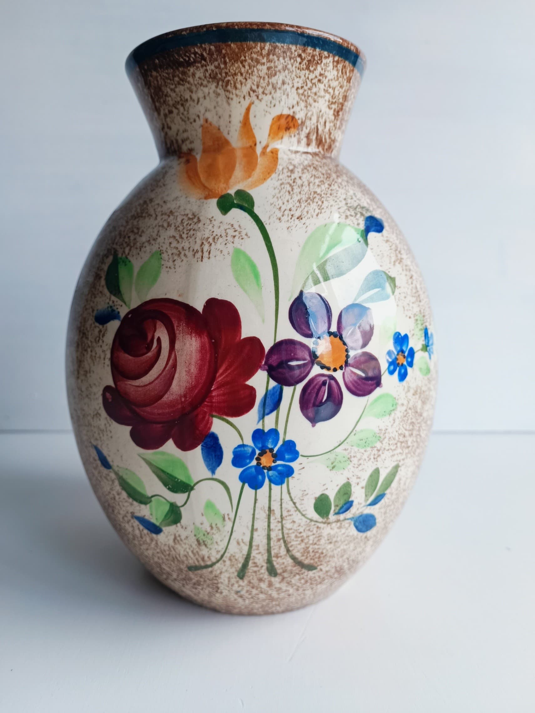 Vase Boch Frères Keramis à décor floral, forme 1271