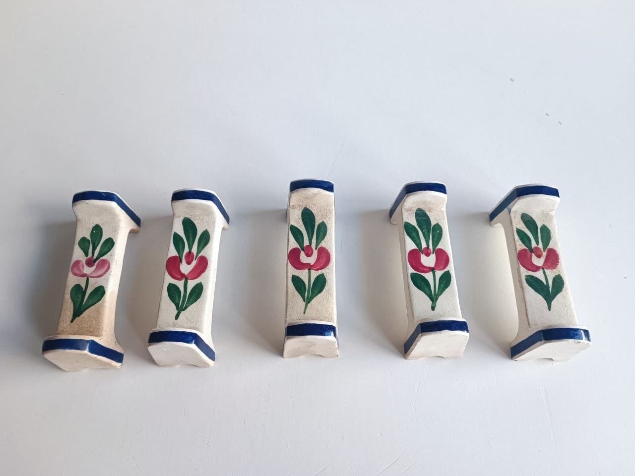 Lot de 5 porte-couteaux en faïence peinte main, fleur rouge, liseré bleu