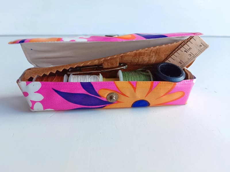 Trousse de couture de voyage vintage vinyle fleurie années 1970