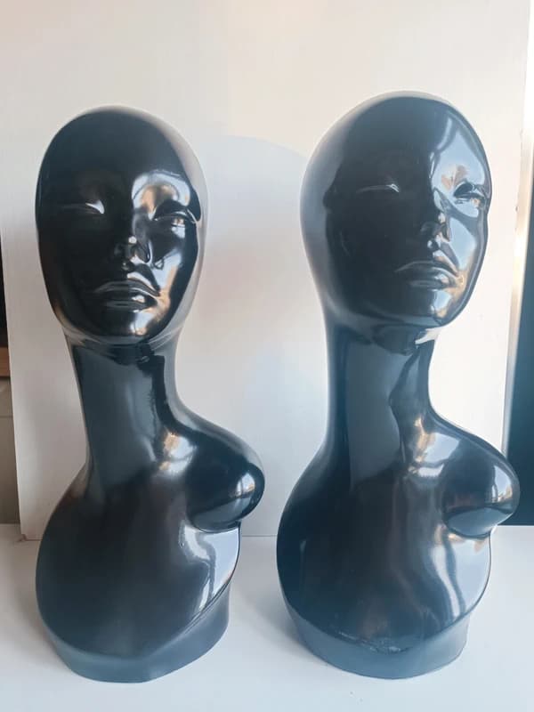 Paire de bustes de mannequin noirs laqués, hauteur 45 cm