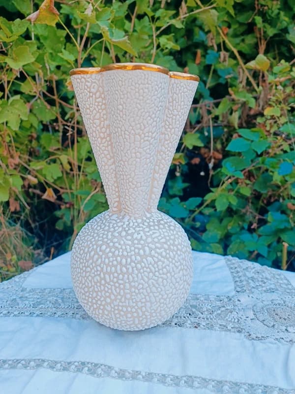 Vase céramique Mid-Century à décor corail et col doré