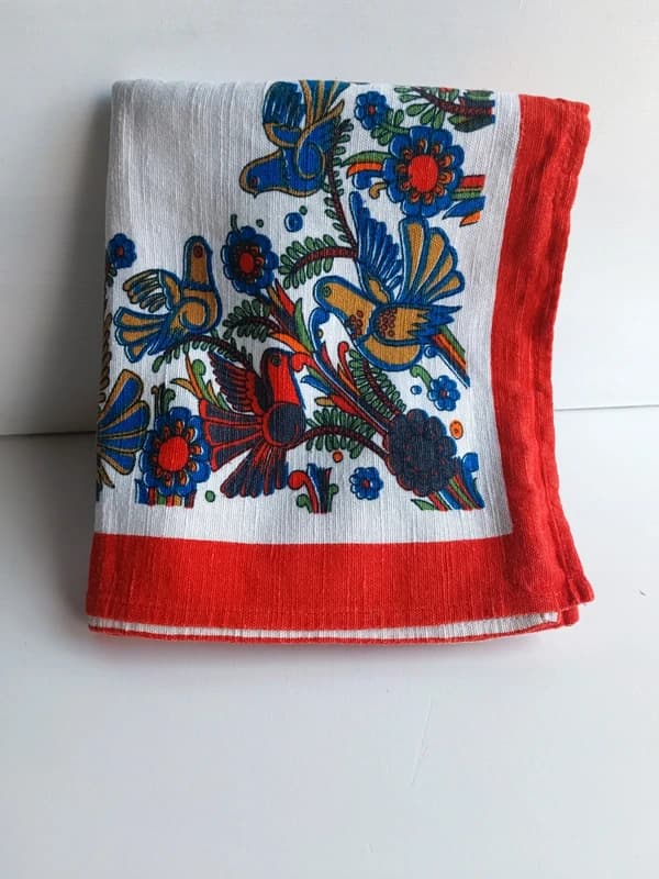 Nappe vintage en tissu, décor d’oiseaux et de fleurs, bord rouge